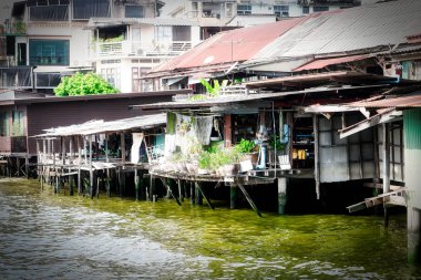 Bu eşsiz fotoğraf eski Bangkok nasıl göründüğünü ve nasıl insanlar Mae Nam Chao Phraya Nehri üzerinde basit koşullarda yaşamak gösterir