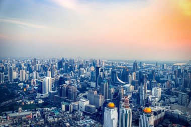 Bu eşsiz fotoğraf Bangkok Tayland muhteşem gün batımını gösterir. Akşam güneşinde şehrin nasıl büyük bir bulutla aydınlanındığını görebilirsiniz.