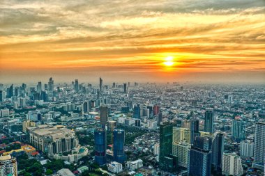 Bu eşsiz fotoğraf Bangkok Tayland muhteşem gün batımını gösterir. Akşam güneşinde şehrin nasıl büyük bir bulutla aydınlanındığını görebilirsiniz.