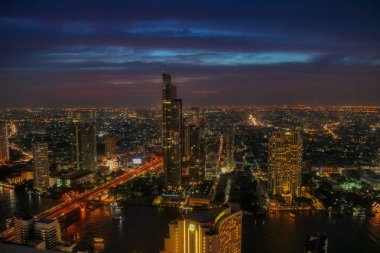 Bu eşsiz fotoğraf gece muhteşem Bangkok Tayland gösterir. Akşam güneşinde şehrin nasıl büyük bir bulutla aydınlanındığını görebilirsiniz.