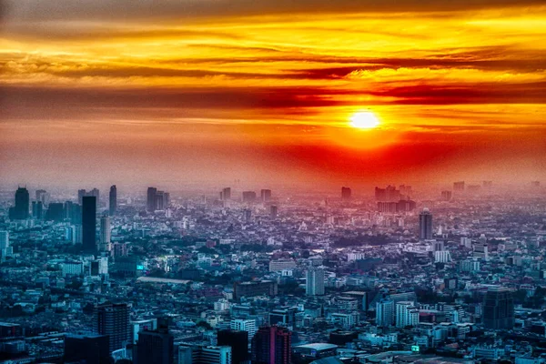 Bu eşsiz fotoğraf Bangkok Tayland muhteşem gün batımını gösterir. Akşam güneşinde şehrin nasıl büyük bir bulutla aydınlanındığını görebilirsiniz.