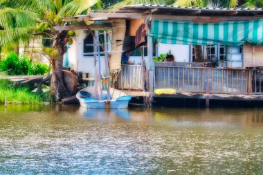 Bu eşsiz görüntü Tayland Hua Hin bir gölde terk edilmiş bir perili ev gösterir