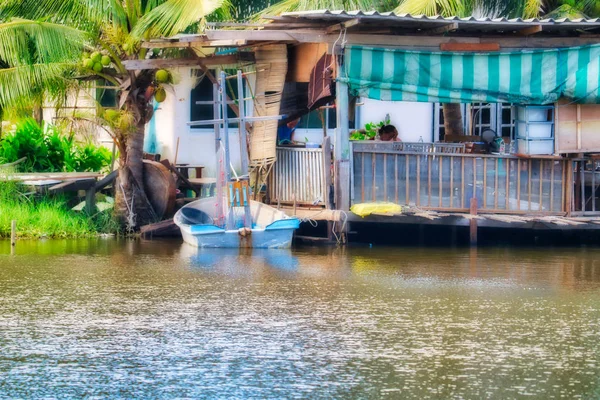 このユニークな画像は タイのホアヒンの湖で放棄されたお化け屋敷を示しています — ストック写真
