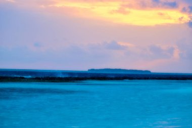 Bu benzersiz resim Maldivler dev günbatımı gösterir. kolayca gökyüzü patlamaları ve her şey turuncu dönüyor nasıl görebilirsiniz