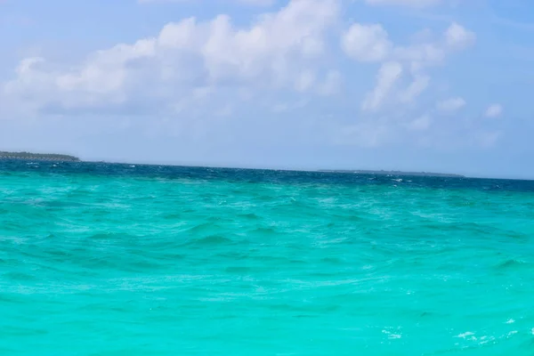 Questa Immagine Unica Mostra Una Vista Sul Mare Turchese Che — Foto Stock