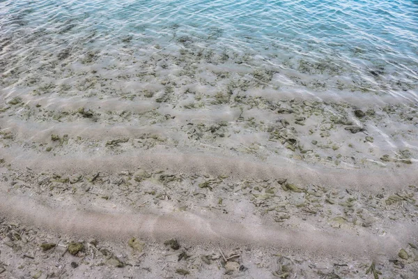 Denna Bild Visar Genom Det Kristallklara Havsvattnet Sandbotten Stranden Med — Stockfoto