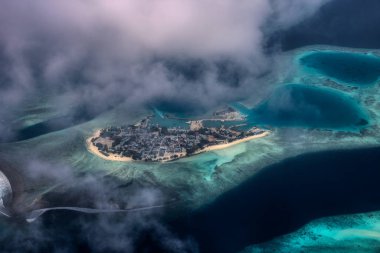 Bu benzersiz görüntü Maldivler yukarıdan bir uçaktan fotoğraflanmış gösterir. Denizde iyi atolls görebilirsiniz.