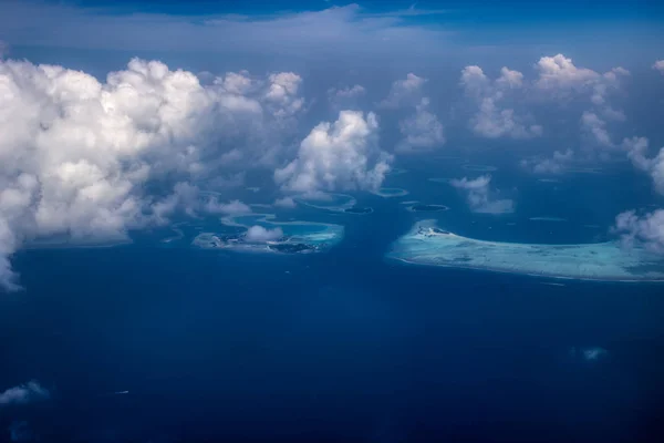 このユニークな画像は 上から飛行機から撮影されたモルディブを示しています 海の中の環礁をよく見ることができます — ストック写真