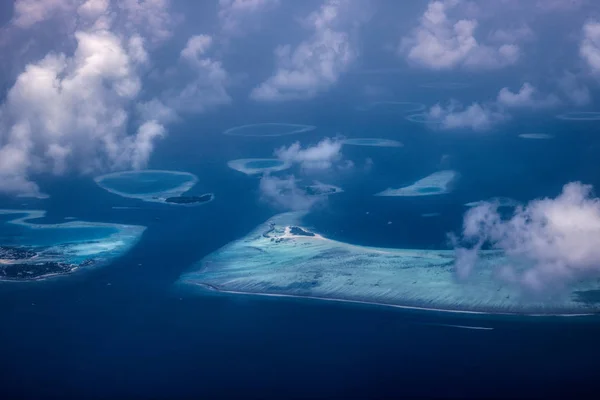 このユニークな画像は 上から飛行機から撮影されたモルディブを示しています 海の中の環礁をよく見ることができます — ストック写真