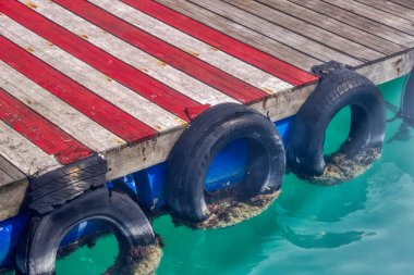 Bu eşsiz fotoğraf, deniz yosunu ile yetiştirilen eski araba lastikleri ile kalkış İskelesi gösterir. Resim Male havaalanında çekildi