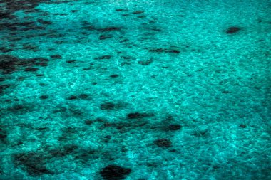 Bu benzersiz görüntü Maldivler yukarıdan bir uçaktan fotoğraflanmış gösterir. Denizde iyi atolls görebilirsiniz.