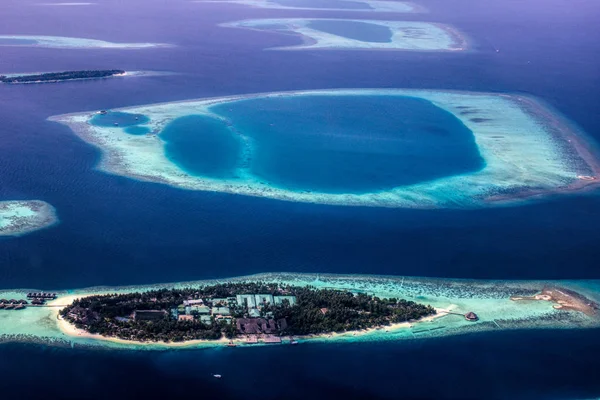 Benzersiz Görüntü Maldivler Yukarıdan Bir Uçaktan Fotoğraflanmış Gösterir Denizde Iyi — Stok fotoğraf