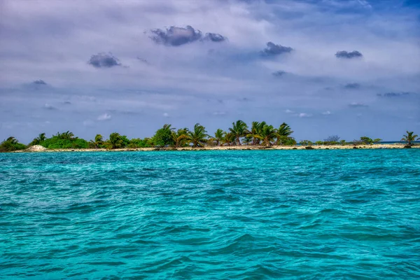 このユニークな写真は モルディブの背景に深い青色と島を回すターコイズブルーの海の景色を示しています — ストック写真