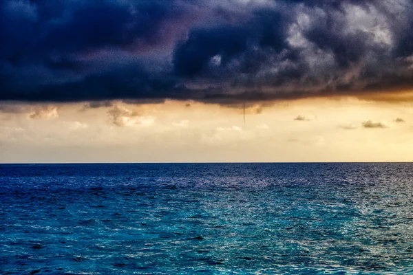 Benzersiz Resim Maldivler Dev Günbatımı Gösterir Kolayca Gökyüzü Patlamaları Her — Stok fotoğraf