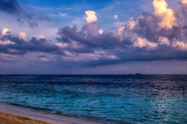 Bu benzersiz resim Maldivler dev günbatımı gösterir. kolayca gökyüzü patlamaları ve her şey turuncu dönüyor nasıl görebilirsiniz