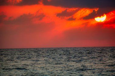 Bu benzersiz resim Maldivler dev günbatımı gösterir. kolayca gökyüzü patlamaları ve her şey turuncu dönüyor nasıl görebilirsiniz