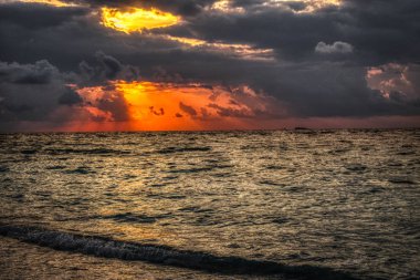Bu eşsiz resim Maldivler'de dev gündoğumu gösterir. gökyüzünün nasıl patladığını ve her şeyin turuncuya nasıl döndüğünü kolayca görebilirsiniz.