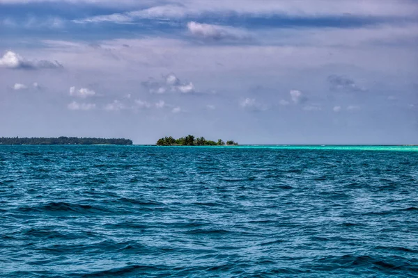 독특한 사진은 몰디브를 배경으로 파란색과 청록색 바다의 전망을 보여줍니다 — 스톡 사진