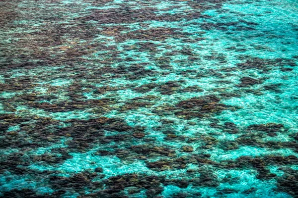 这张独特的图片显示了从上面从飞机上拍摄的马尔代夫 你可以看到海中的环礁井 — 图库照片