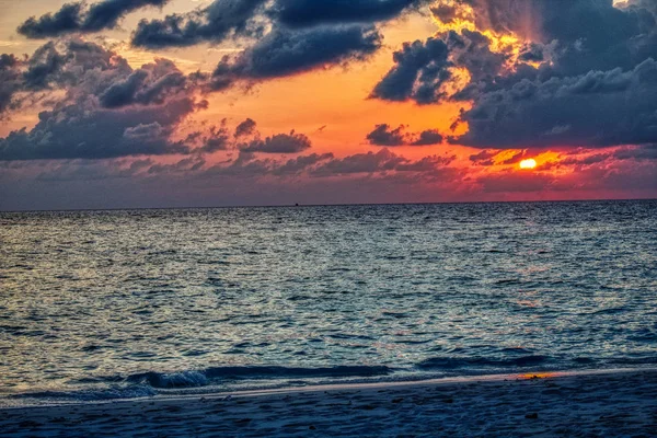 Unique Picture Shows Gigantic Sunset Maldives You Can Easily See — Stock Photo, Image