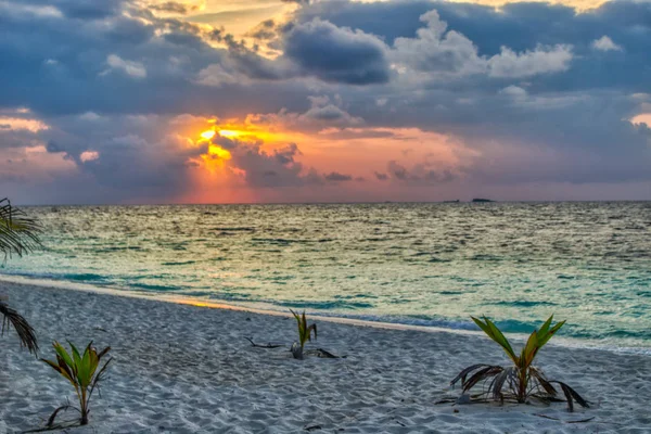 Αυτή Μοναδική Εικόνα Δείχνει Γιγαντιαίο Ηλιοβασίλεμα Στις Μαλδίβες Μπορείτε Εύκολα — Φωτογραφία Αρχείου