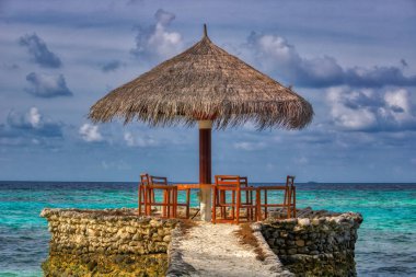 Bu eşsiz resim Maldivler adasında denizin ortasında çok romantik bir yer gösterir