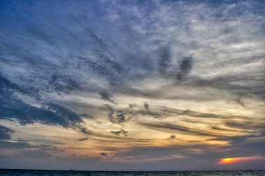 Bu benzersiz resim Maldivler dev günbatımı gösterir. kolayca gökyüzü patlamaları ve her şey turuncu dönüyor nasıl görebilirsiniz