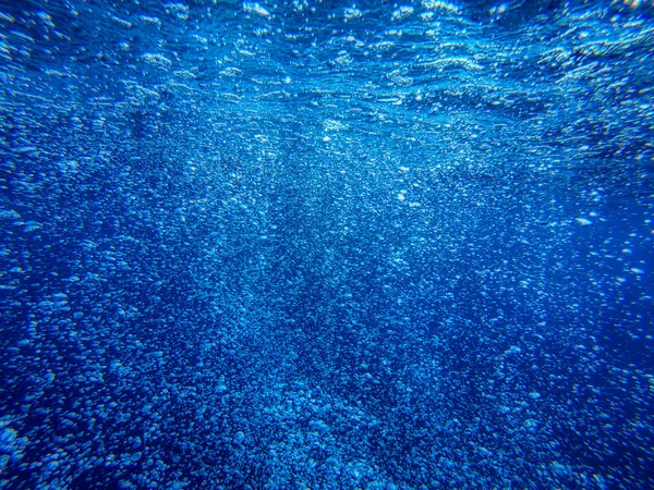Eşsiz Fotoğraf Açık Denizde Dalgıç Baloncuklarının Nasıl Yükseldiğini Gösteriyor Fotoğraf — Stok fotoğraf