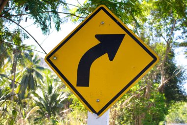 Bu eşsiz fotoğraf Tayland 'da bir yol üzerinde sağa dönüş işareti gösteriyor. Etiket sarı ve ok siyah.!