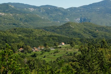 Bir dağ vadisinde sessiz köy