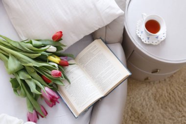 lale buketi, bir kitap ve çay