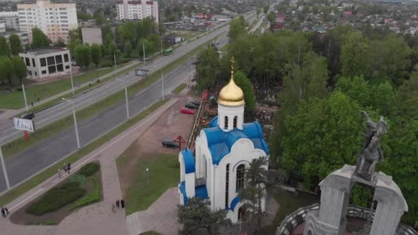 Blick Von Oben Auf Kapelle Denkmal Und Straße Der Stadt — Stockvideo