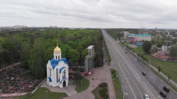 Blick Von Oben Auf Kapelle Denkmal Und Straße Der Stadt — Stockvideo