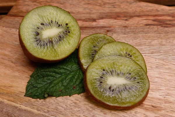 Kiwi e folha de hortelã — Fotografia de Stock