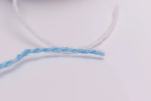 Bolas azuis e brancas de fios isolados — Fotografia de Stock