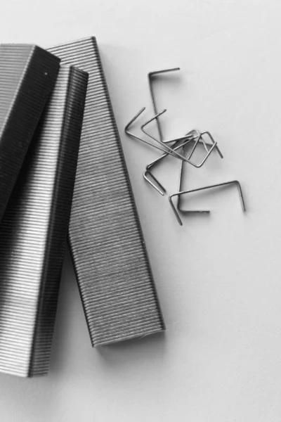 Zszywki papierowe-izolowane — Zdjęcie stockowe