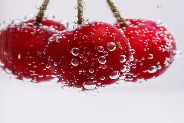 气泡中的樱桃 — 图库照片