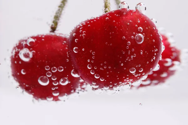 气泡中的樱桃 — 图库照片