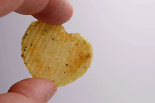 Coração de batatas fritas na mão — Fotografia de Stock