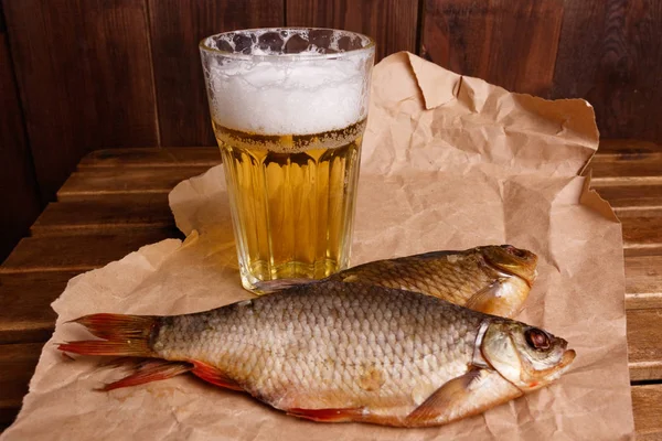 Cerveja com peixe — Fotografia de Stock