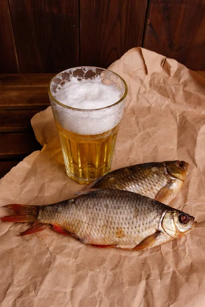 Cerveja com peixe — Fotografia de Stock