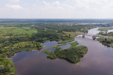 Nehir ve demiryolu köprüsünün en iyi görünümü