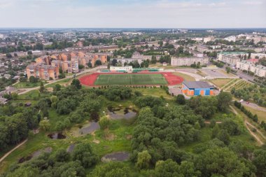 Yukarıdan görüntüleyin. Park, göller, evler ve stadyum
