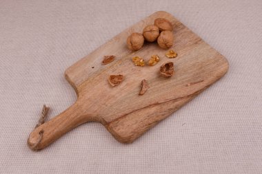 ahşap tahta üzerinde fındık