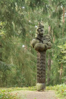 Curonian Tükürüğündeki cadı dağının tahta figürleri