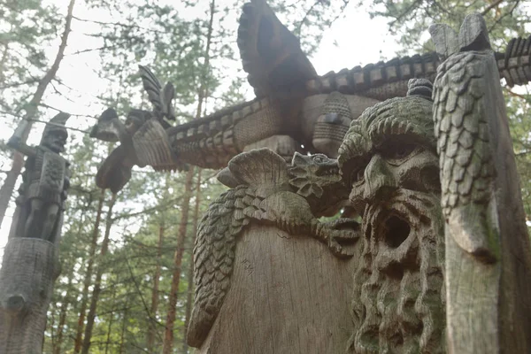 Wooden figures on the mountain of witches on the Curonian Spit — Stock Photo, Image