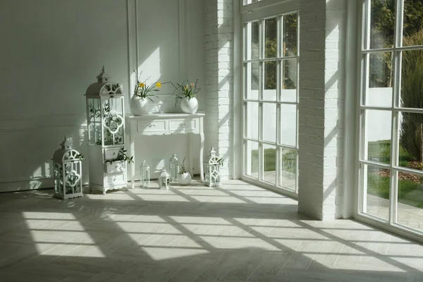 Jasny wewnętrzny pokój w kolorze białym — Zdjęcie stockowe
