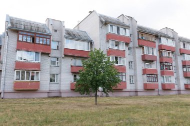 çok katlı bir bina.