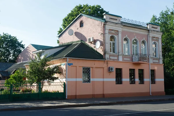 Voor het revolutionaire communistische gebouw — Stockfoto