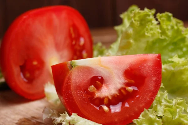 Tomat yang Diiris dan Daun Salad — Stok Foto
